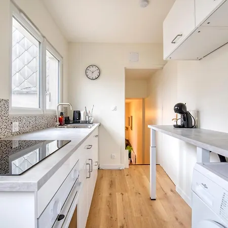 Brand New One-bedroom 5 Minutes Walk From Hosp Apartment